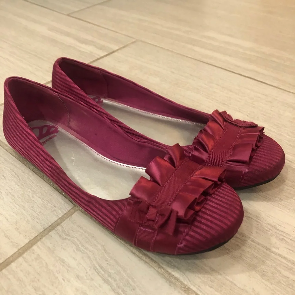 Unique Pink Flats w/ Cute Bow - Picture 2 of 5